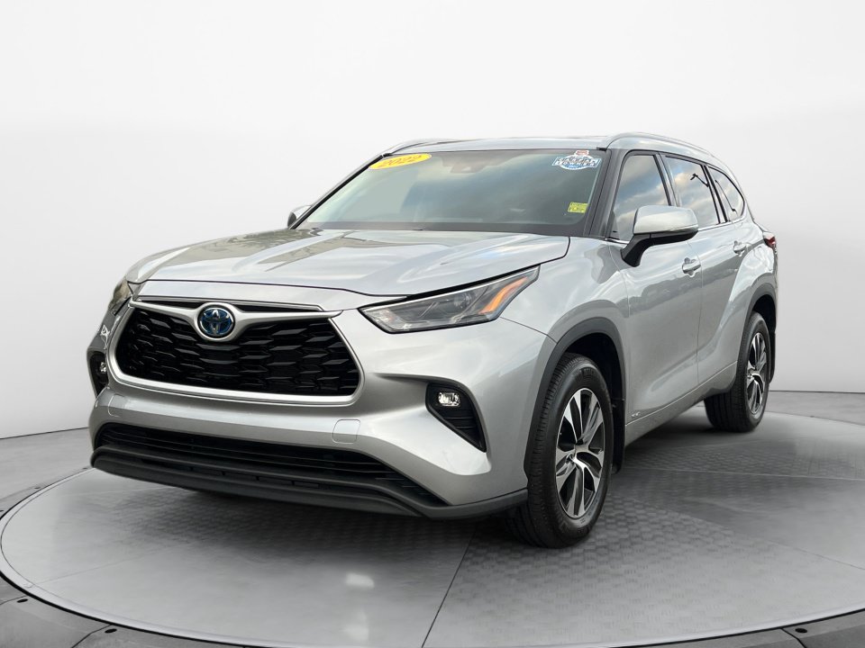 Used 2022 Toyota Highlander XLE AWD/4WD image 3