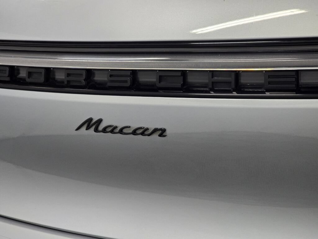 Certified 2023 Porsche Macan AWD/4WD image 33