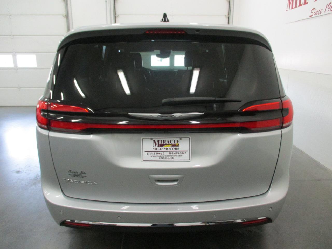 Used 2024 Chrysler Pacifica Touring-L image 5