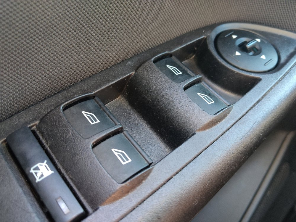 Used 2018 Ford Focus SE w/ SE Appearance Package FWD image 27