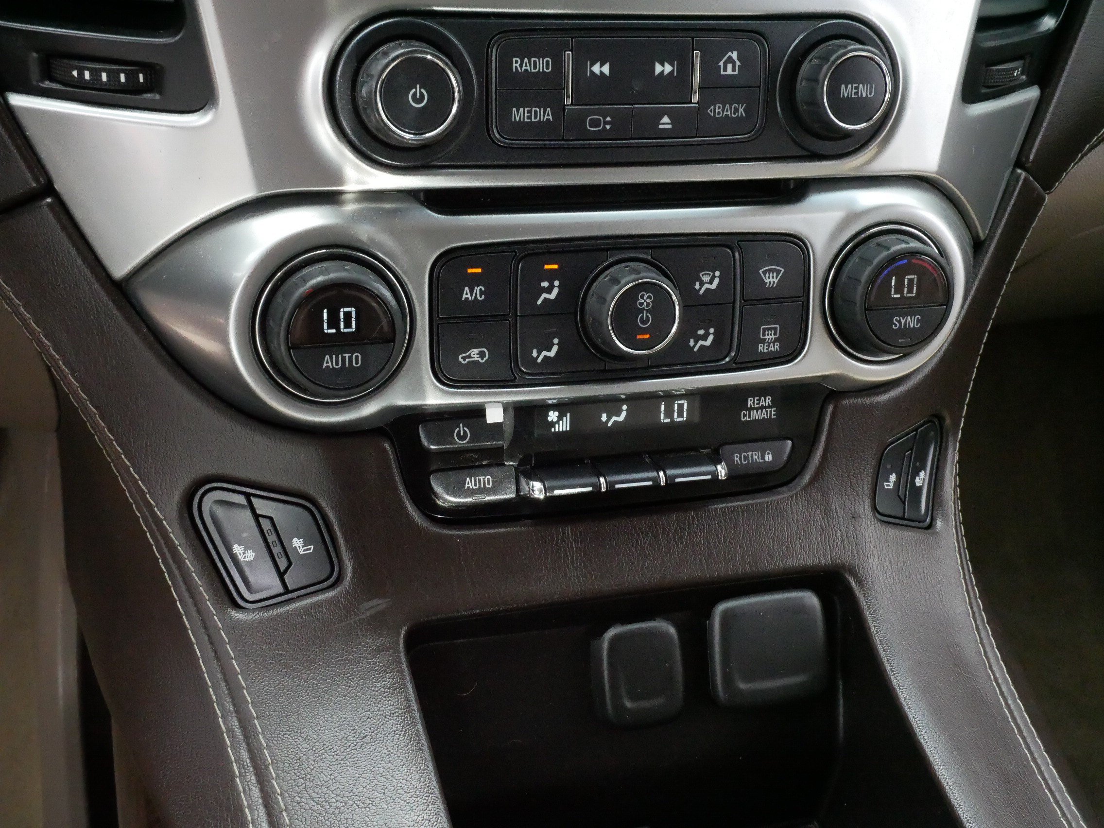 Used 2015 Chevrolet Suburban LT w/ Luxury Package AWD/4WD image 23