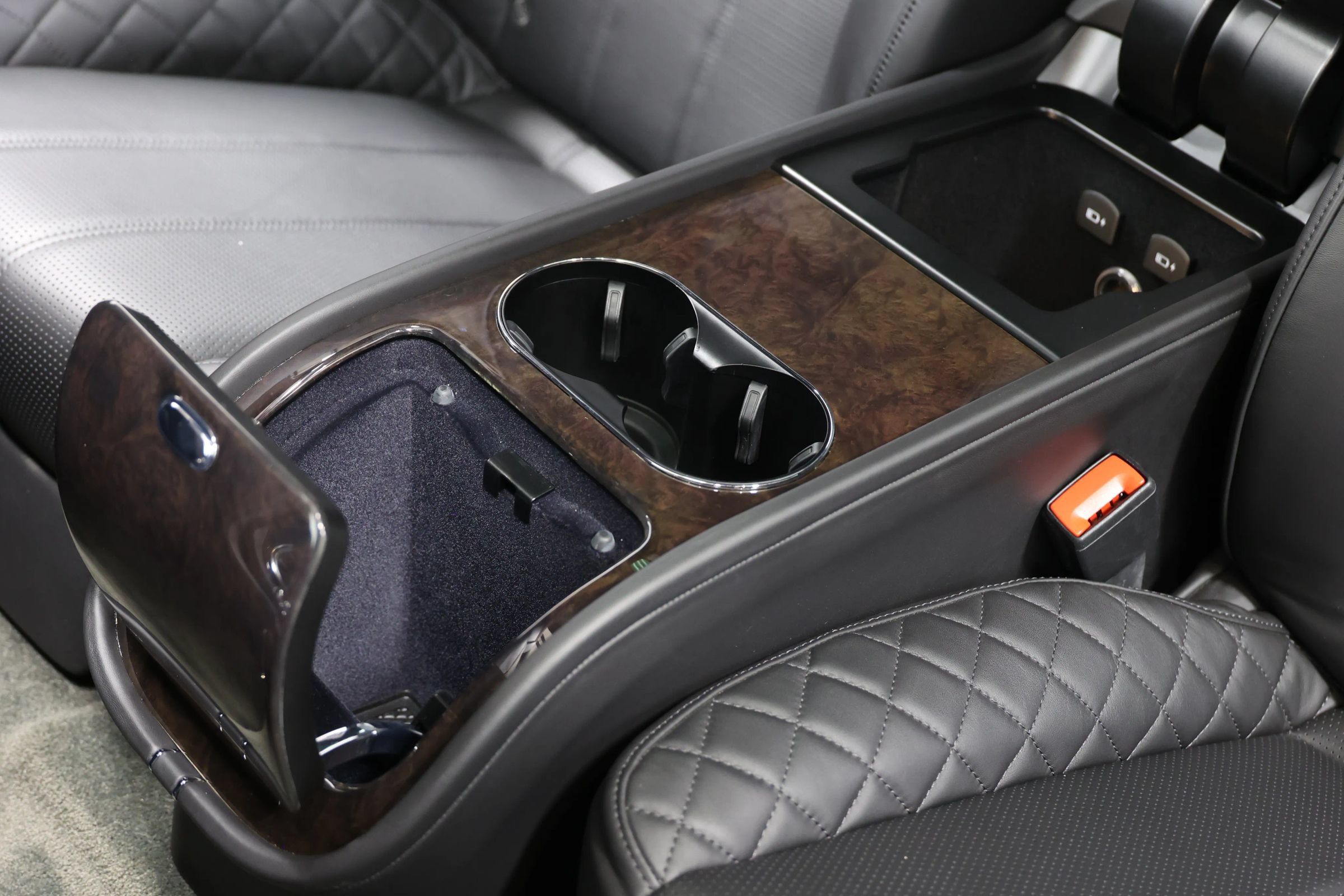 Used 2020 Bentley Bentayga Plug-In Hybrid AWD/4WD image 59