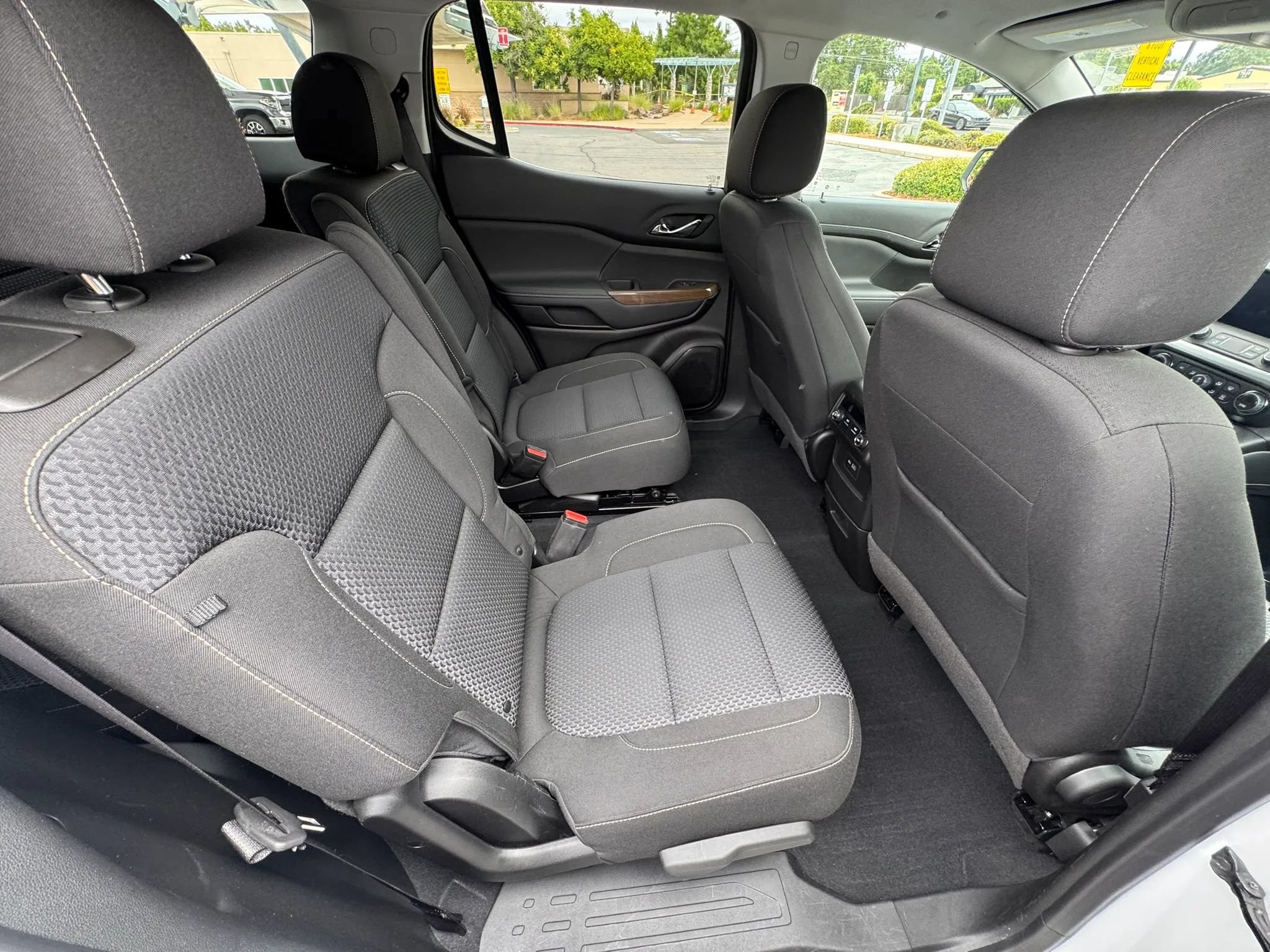 Used 2022 GMC Acadia SLE FWD image 15