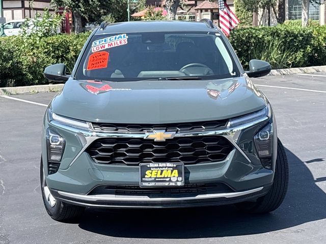 Used 2025 Chevrolet Trax LT w/ LT Convenience Package FWD image 3