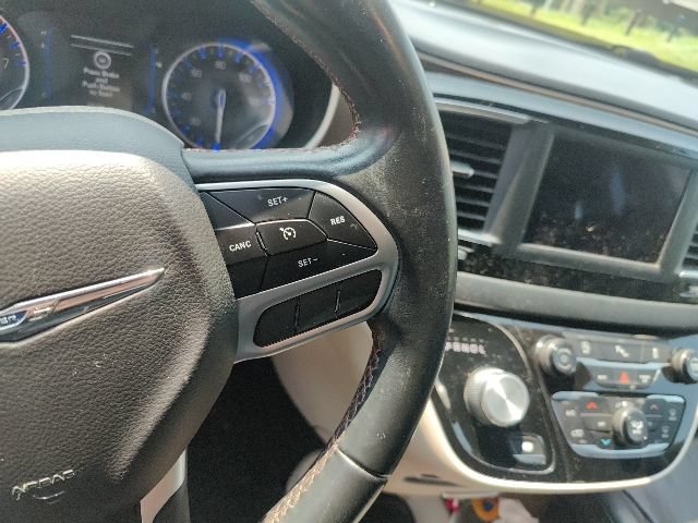Used 2018 Chrysler Pacifica Touring-L FWD image 26