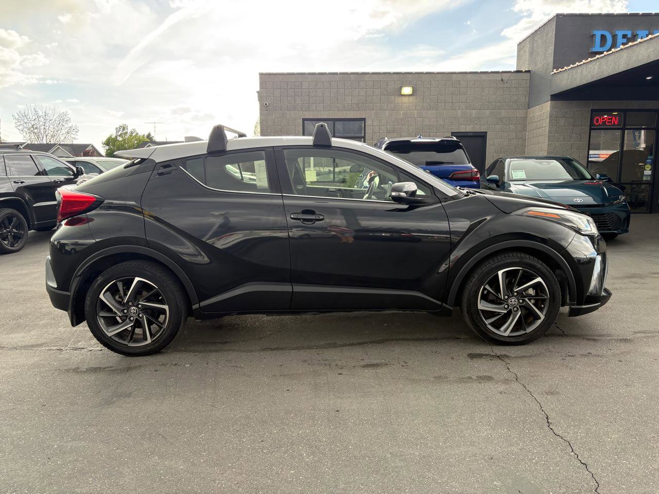 Used 2021 Toyota C-HR Limited FWD image 4