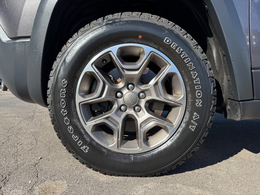 Used 2020 Jeep Cherokee Trailhawk image 13