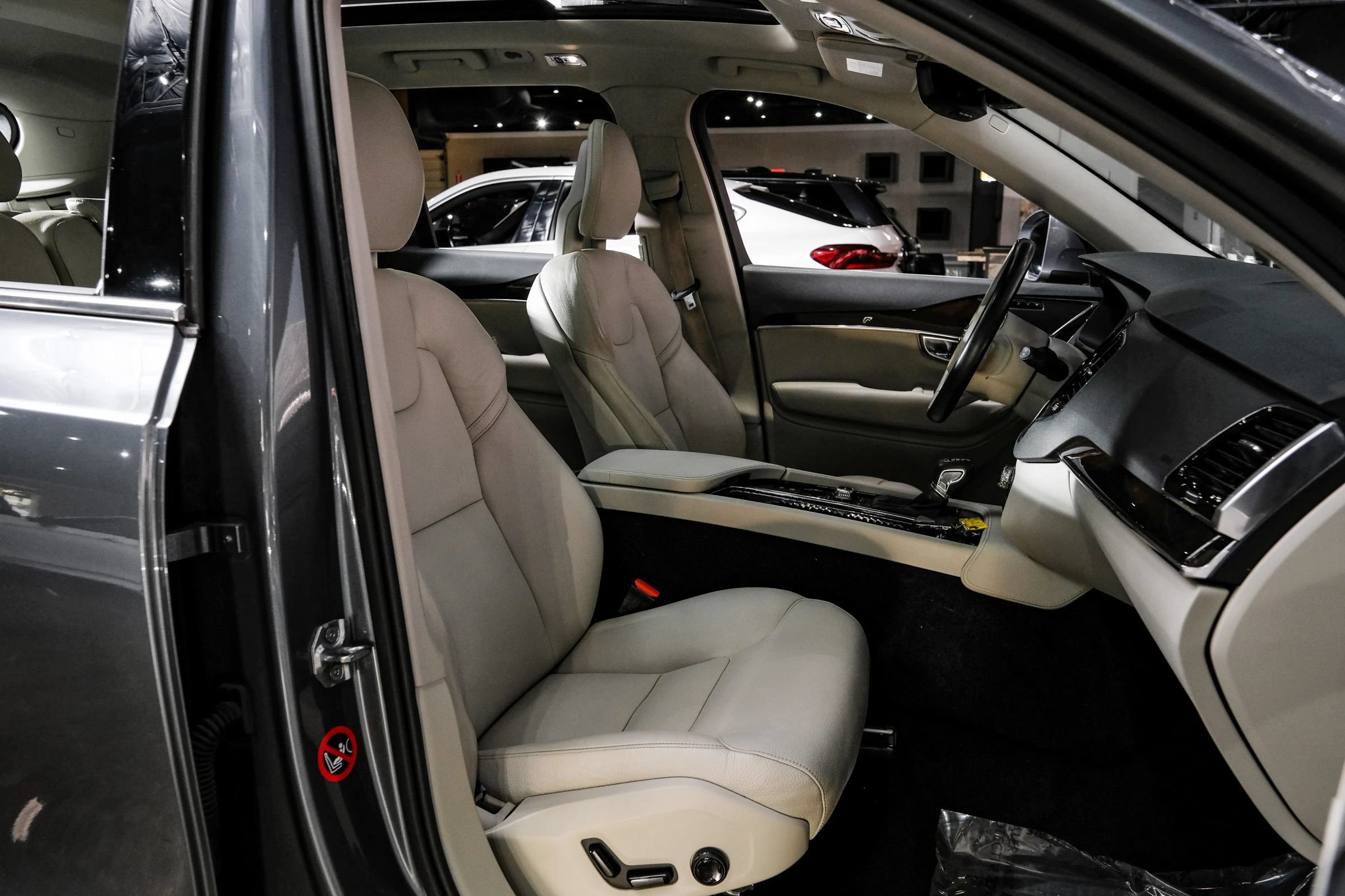 Used 2017 Volvo XC90 T6 Momentum w/ Convenience Package AWD/4WD image 35