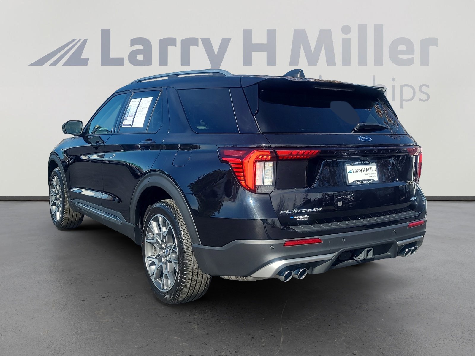 Certified 2025 Ford Explorer Platinum w/ Ultimate Package image 3