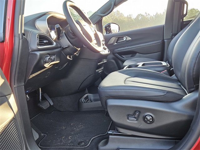 New 2026 Chrysler Pacifica Select image 3