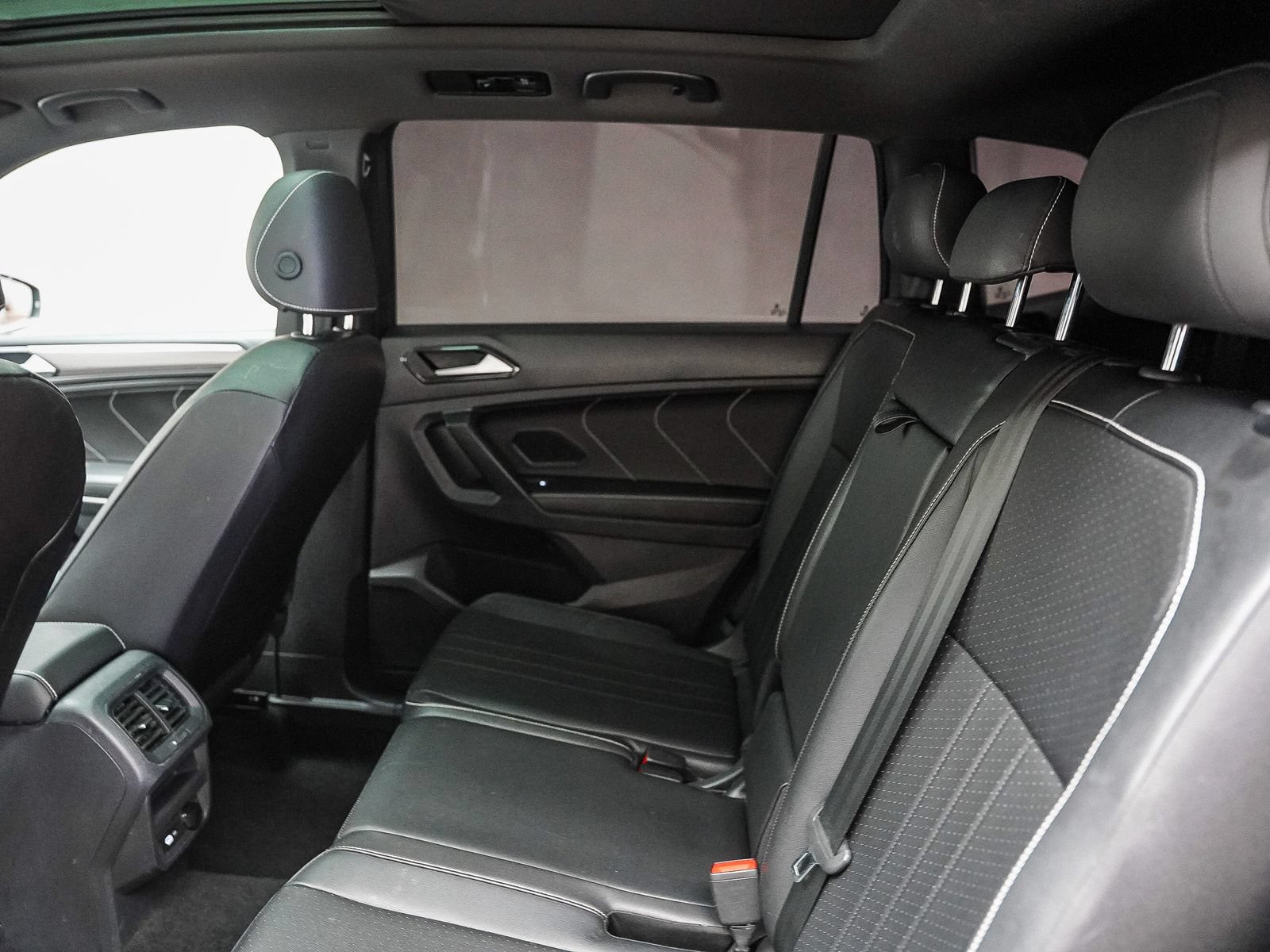 Used 2023 Volkswagen Tiguan SE R-Line FWD image 20