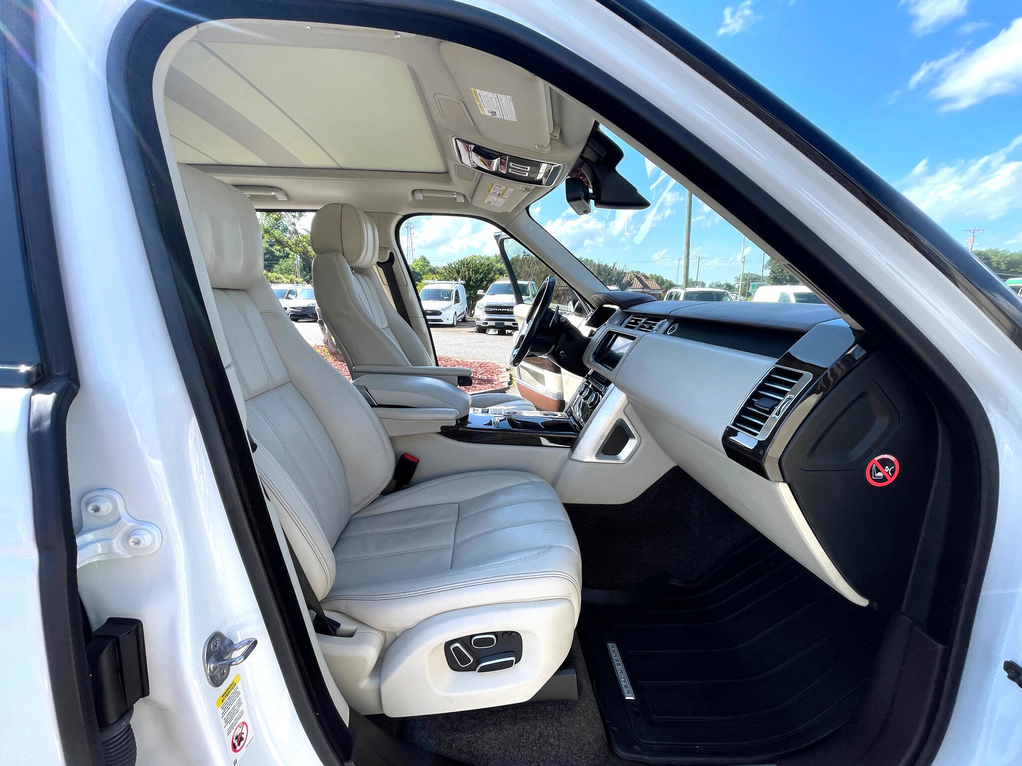 Used 2015 Land Rover Range Rover Autobiography image 19