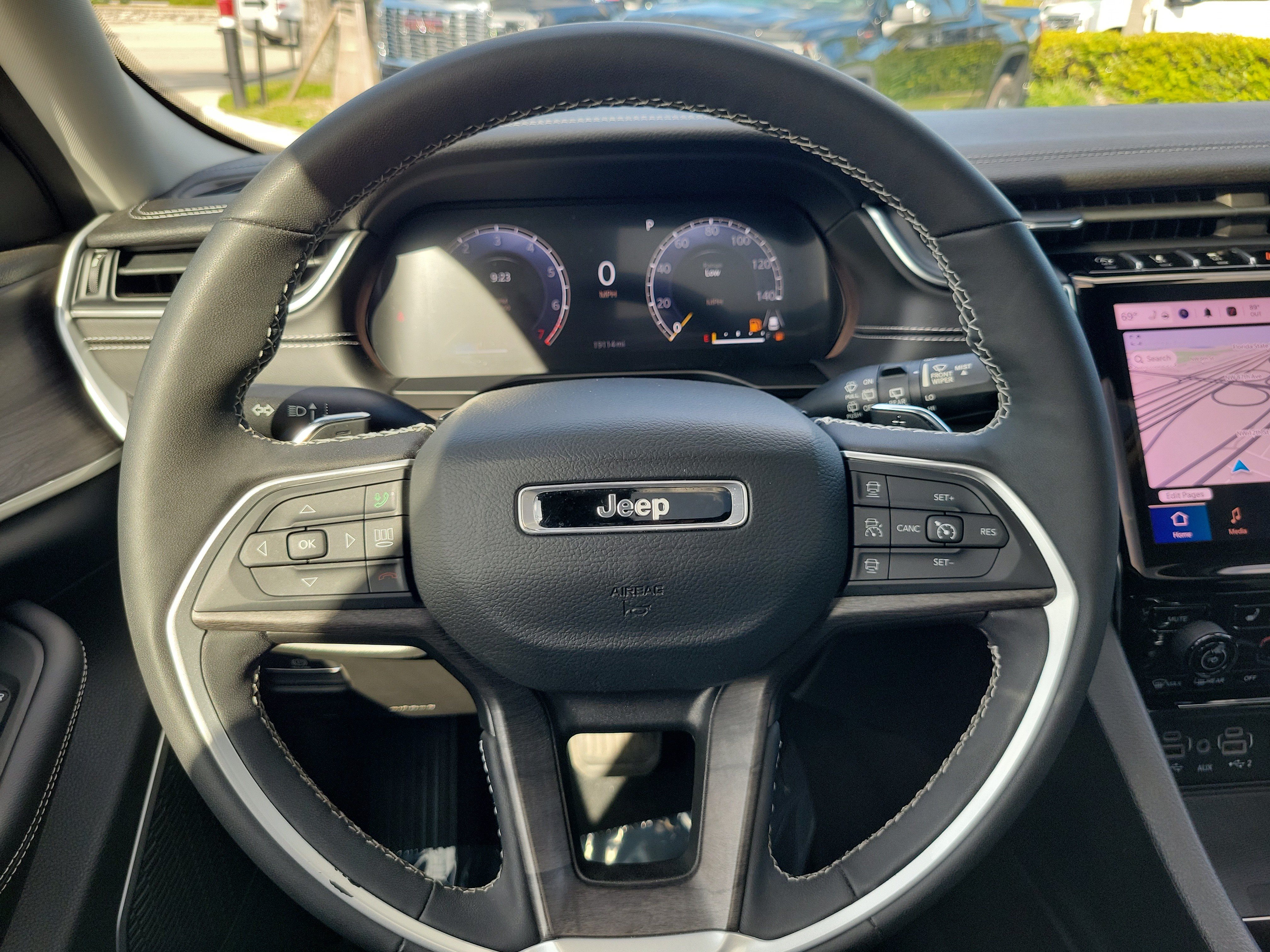 Used 2024 Jeep Grand Cherokee Limited w/ Luxury Tech Group II RWD image 21