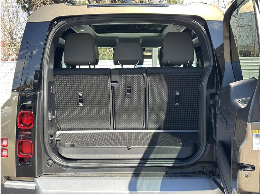 Used 2025 Land Rover Defender 90 S image 24