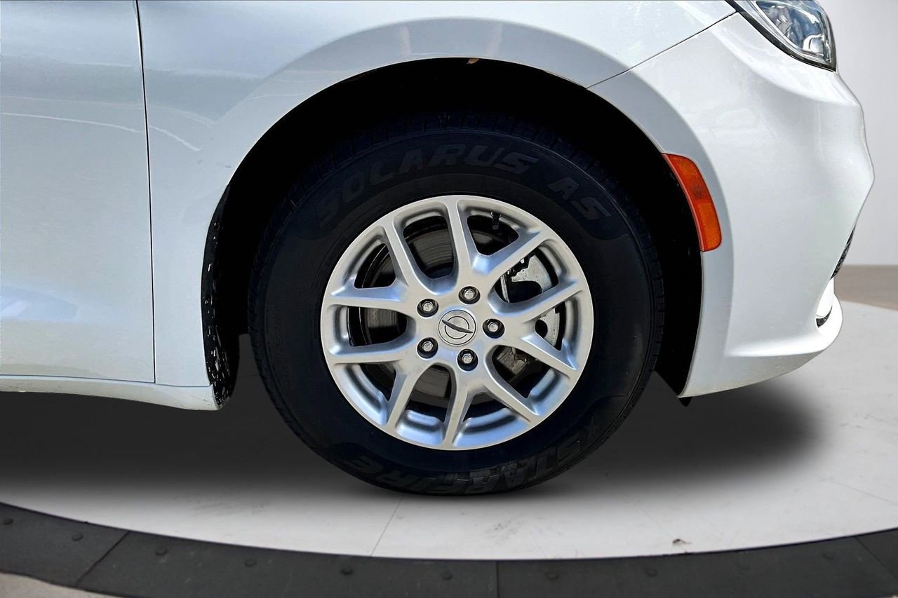 Certified 2024 Chrysler Pacifica Touring-L FWD image 34