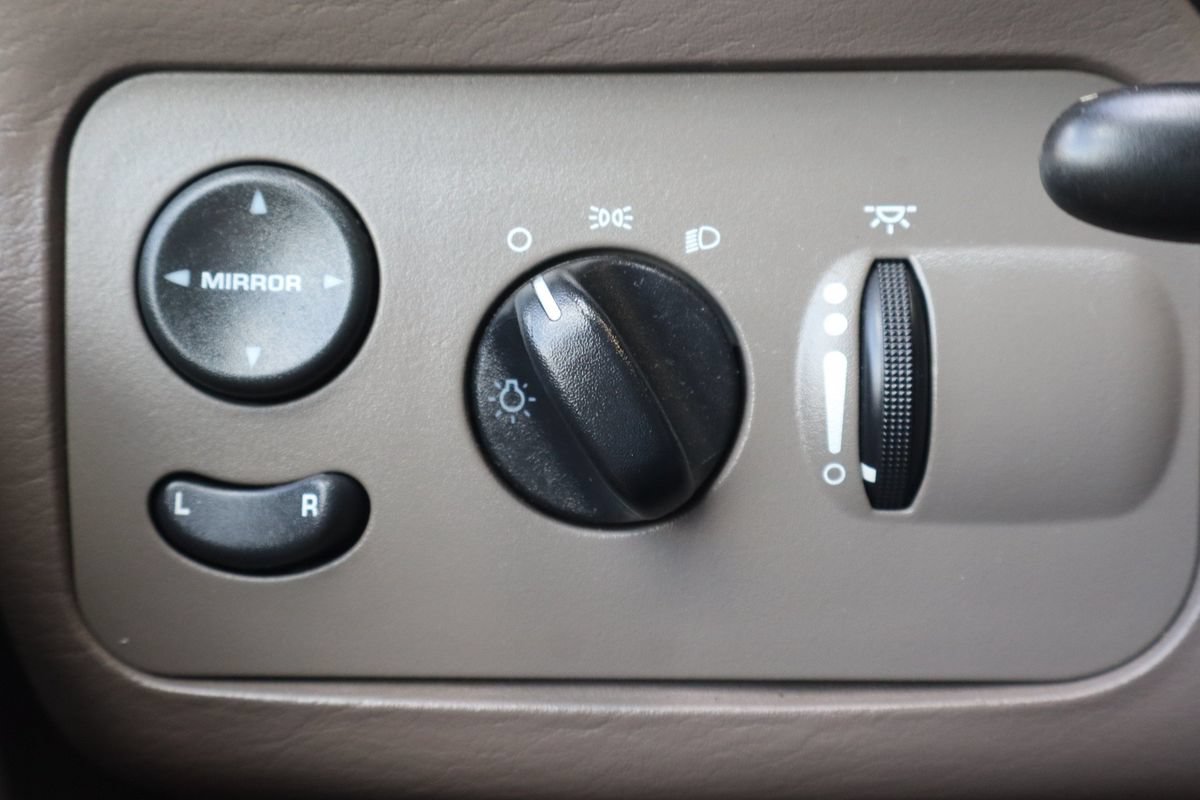Used 2002 Chrysler Town & Country EX FWD image 28