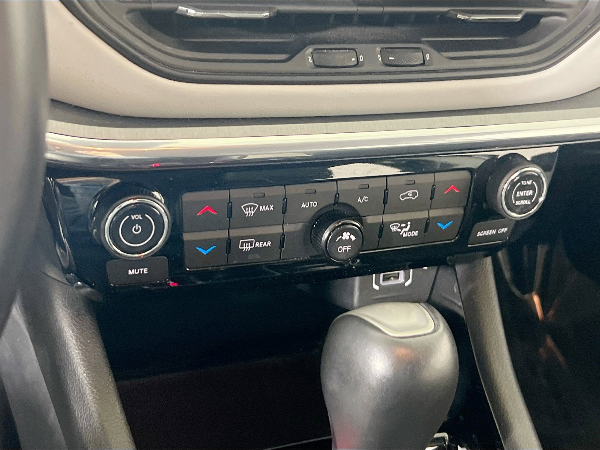 Used 2022 Jeep Compass Limited image 15