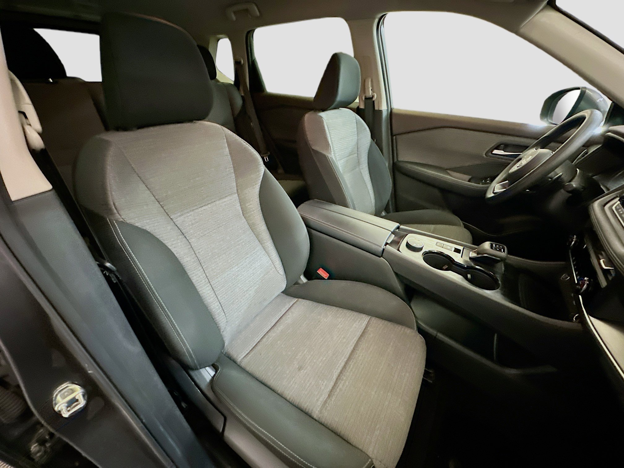 Used 2023 Nissan Rogue SV image 31