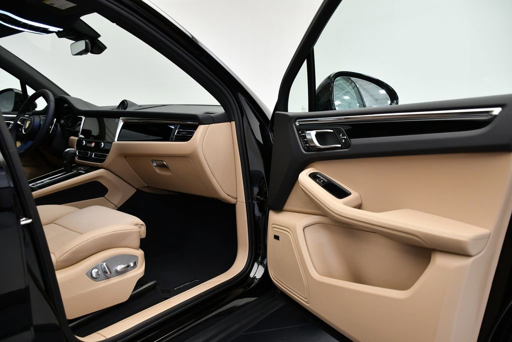 Certified 2025 Porsche Macan image 48