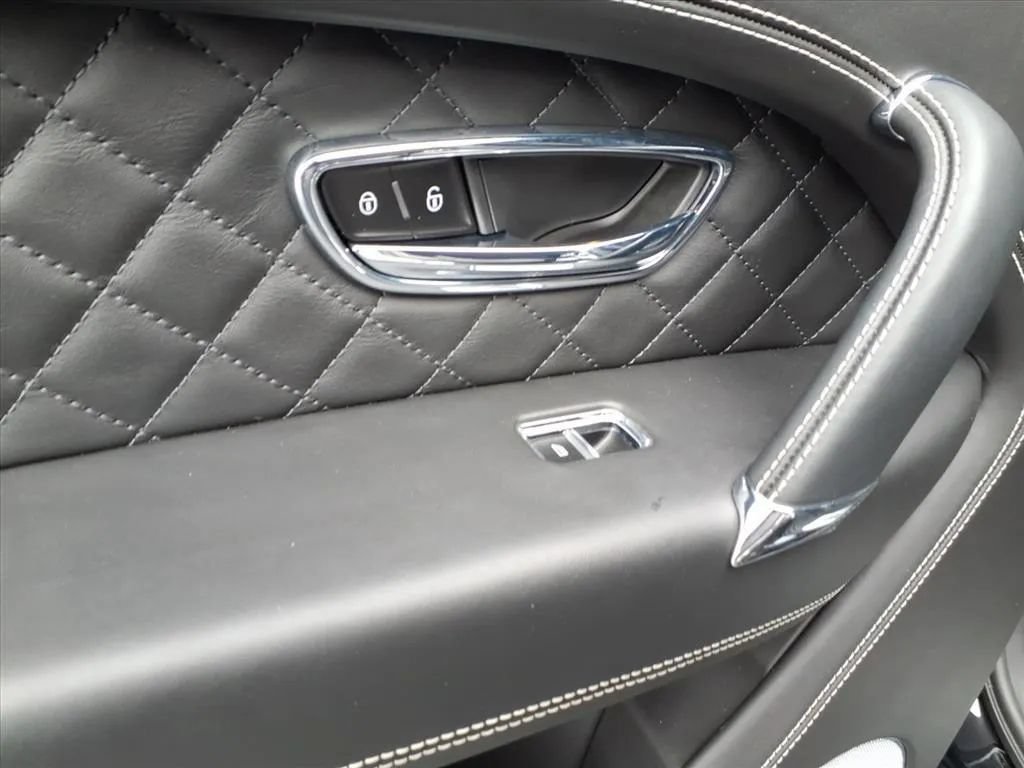 Used 2018 Bentley Bentayga AWD/4WD image 22