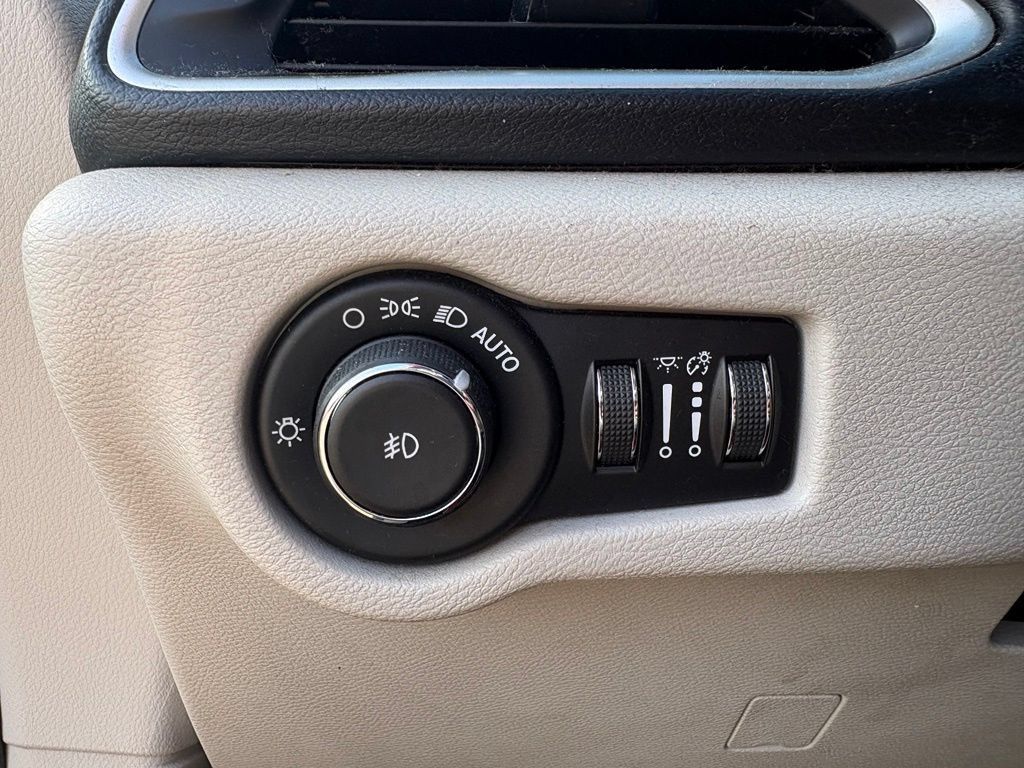 Used 2020 Chrysler Pacifica Touring-L Plus FWD image 13