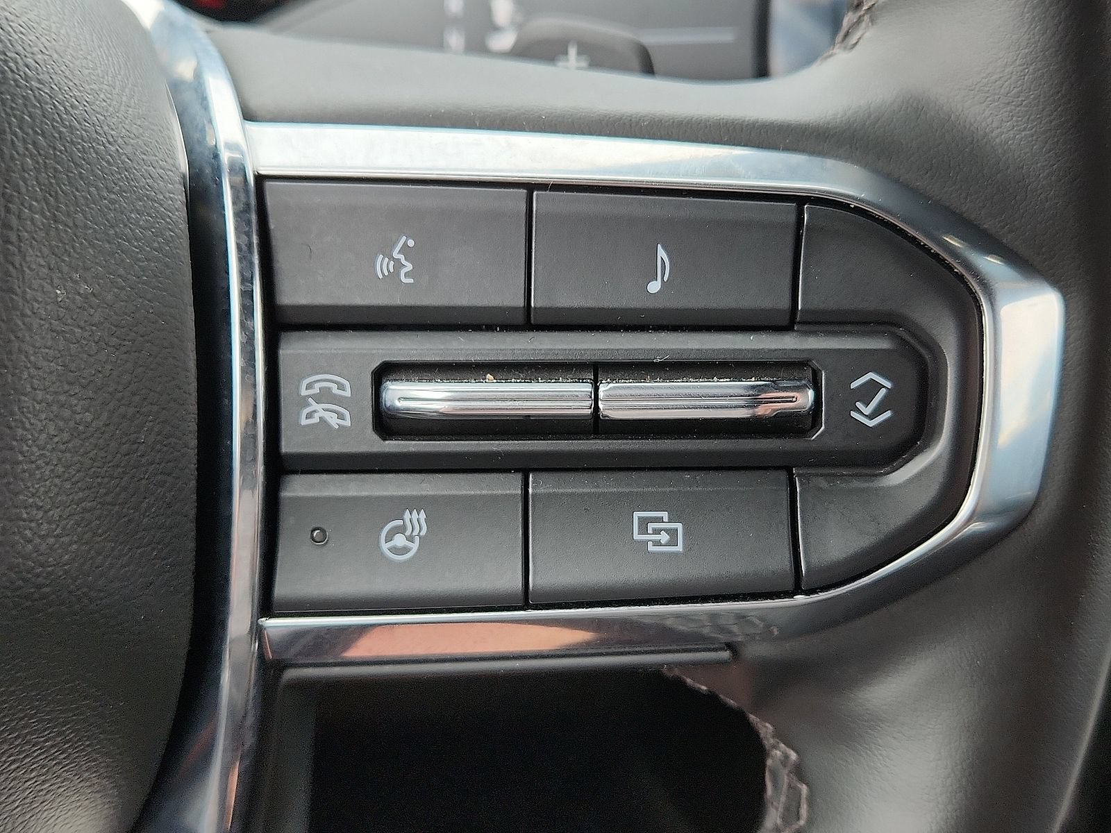 Used 2025 GMC Yukon XL Denali AWD/4WD image 17