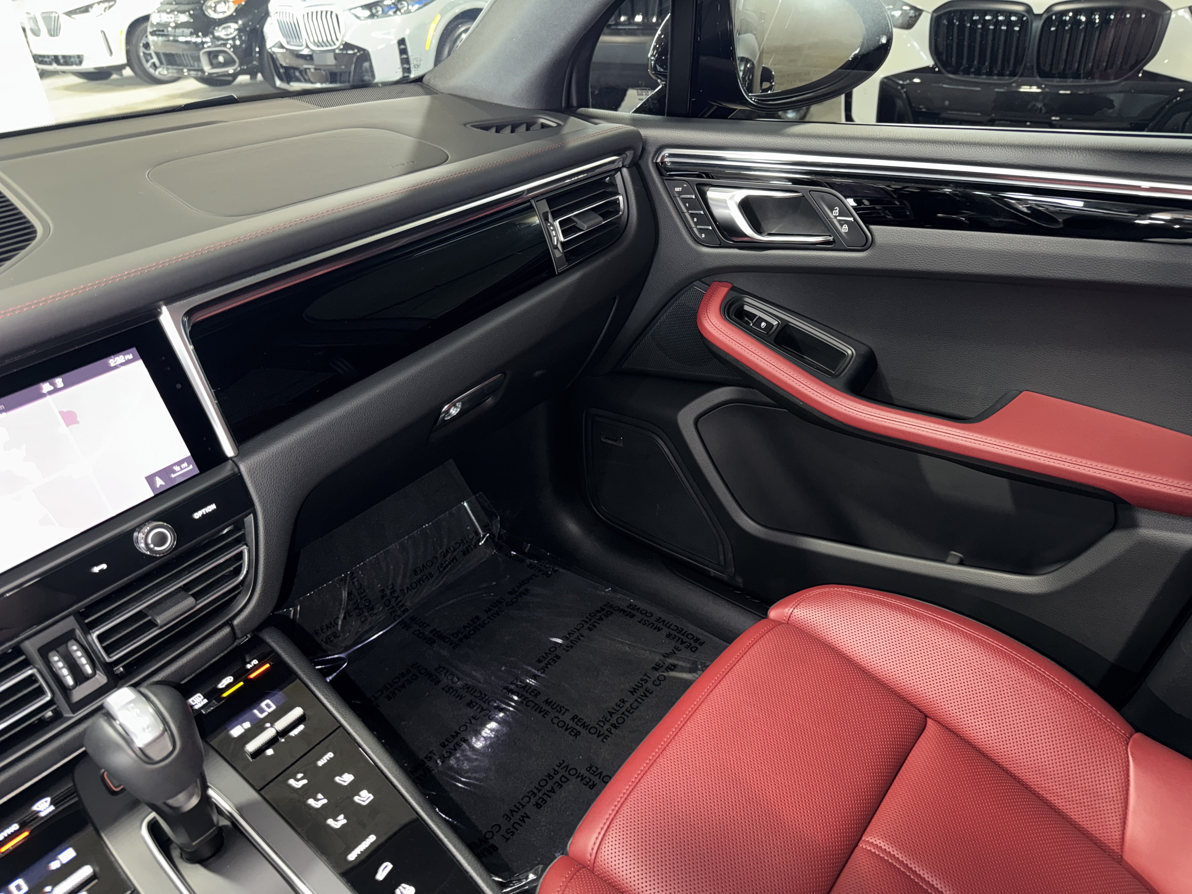 Used 2025 Porsche Macan AWD/4WD image 32
