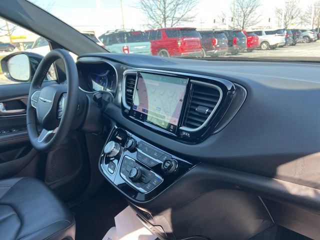 Used 2025 Chrysler Pacifica Select image 35