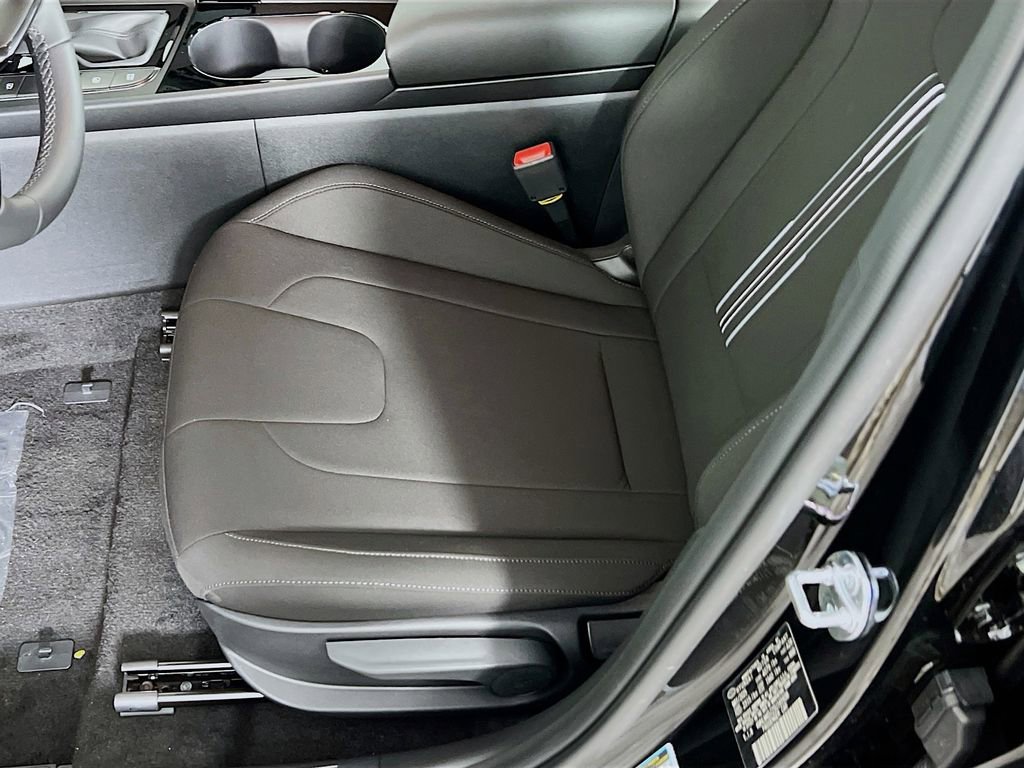 Certified 2025 Hyundai Elantra SEL image 18