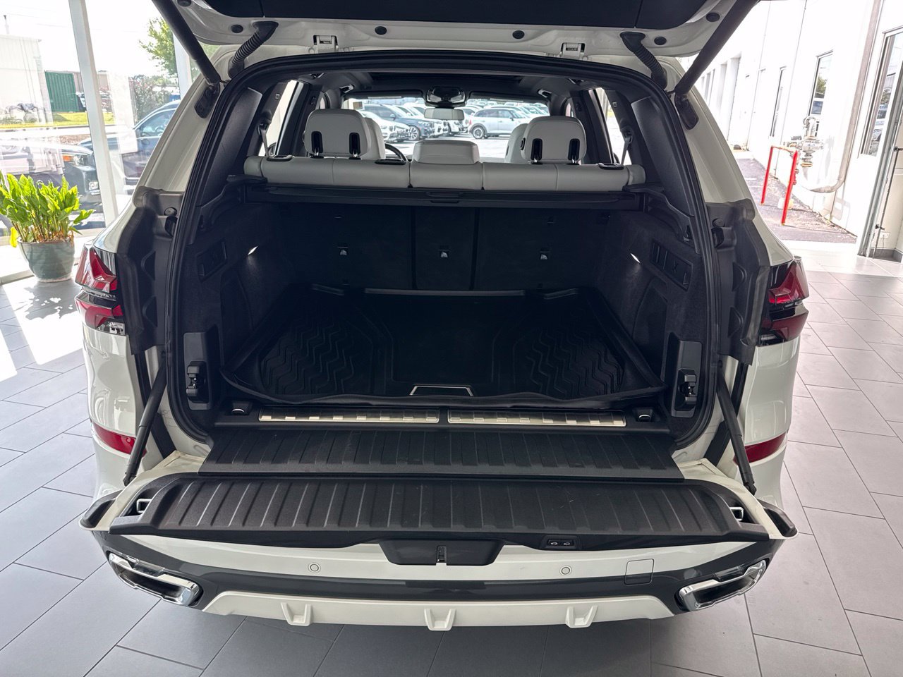 Used 2024 BMW X5 xDrive50e w/ M Sport Package AWD/4WD image 9