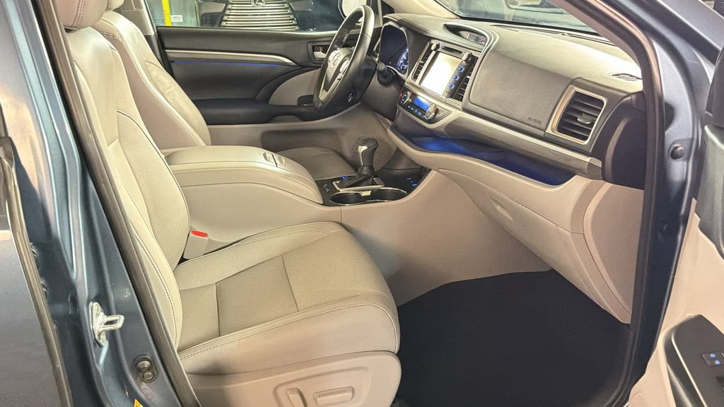 Used 2017 Toyota Highlander Limited AWD/4WD image 10