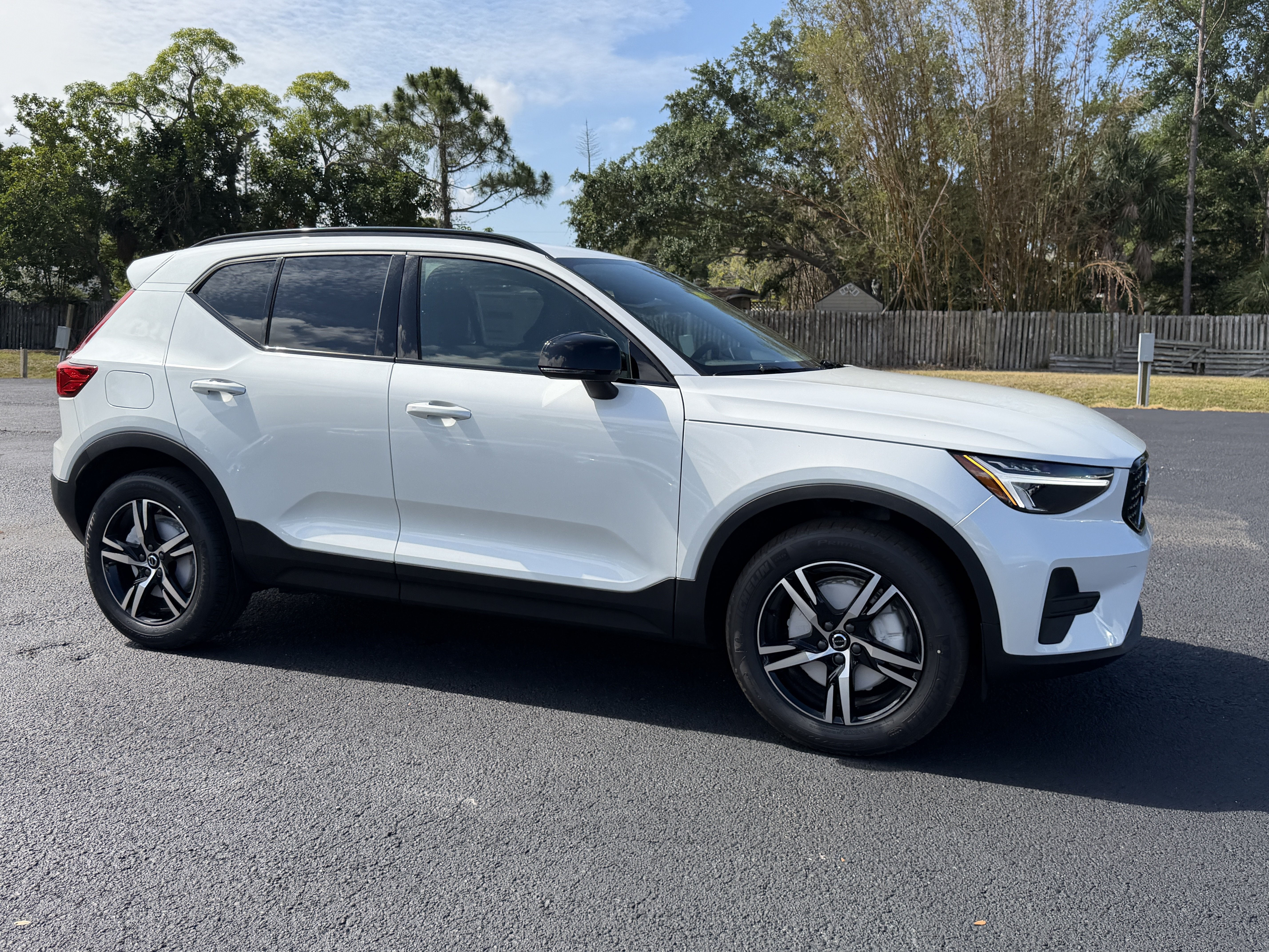 New 2026 Volvo XC40 B4 Core w/ Climate Package