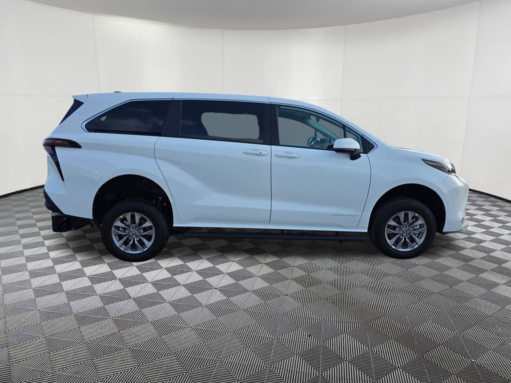 Used 2026 Toyota Sienna LE image 10