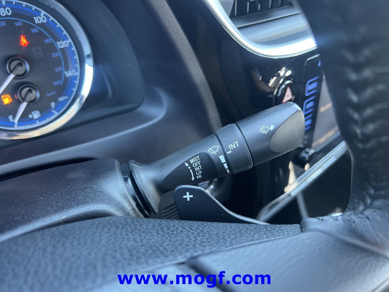 Used 2018 Toyota Corolla SE w/ SE Premium Package FWD image 14