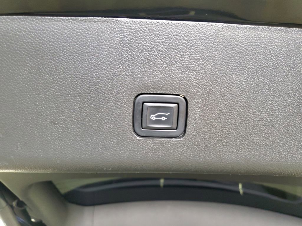 Used 2023 Chevrolet Traverse RS image 34