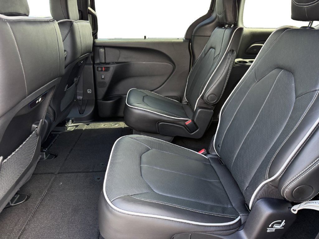 New 2027 Chrysler Pacifica Limited AWD/4WD image 14