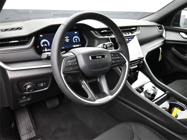 New 2025 Jeep Grand Cherokee Laredo image 12