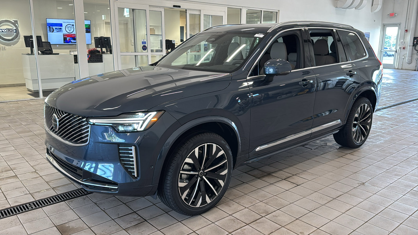 New 2026 Volvo XC90 B6 Plus w/ Protection Package Premier AWD/4WD image 9