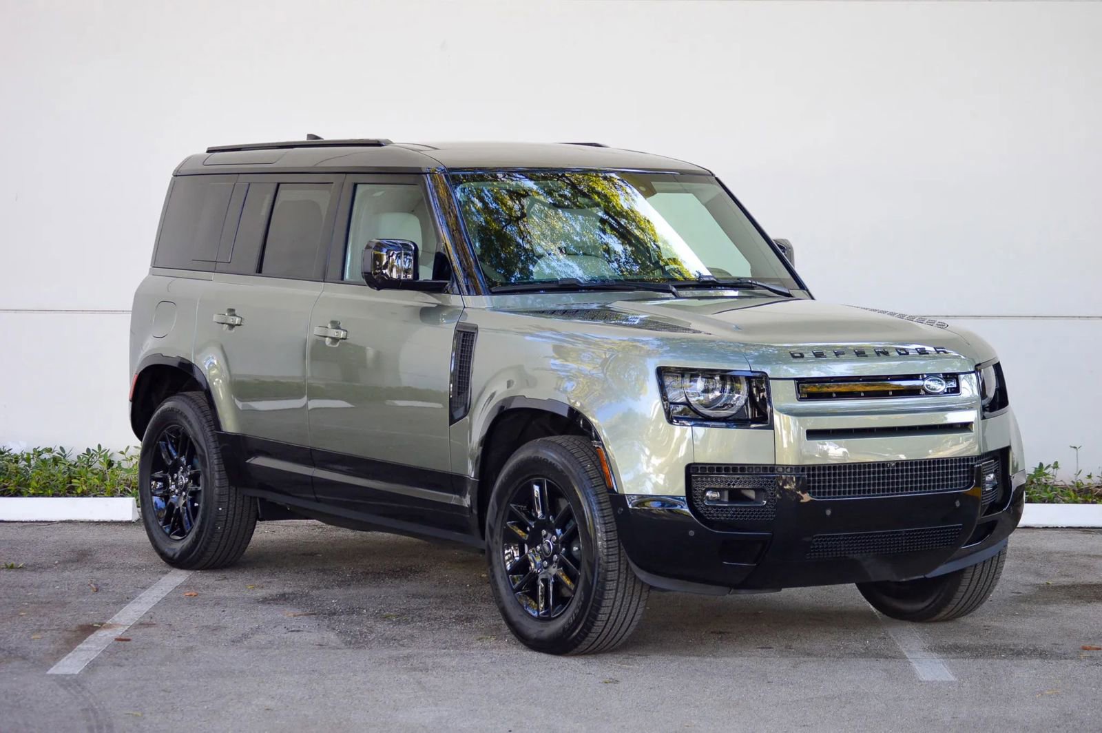 Used 2025 Land Rover Defender 110 X-Dynamic SE image 18