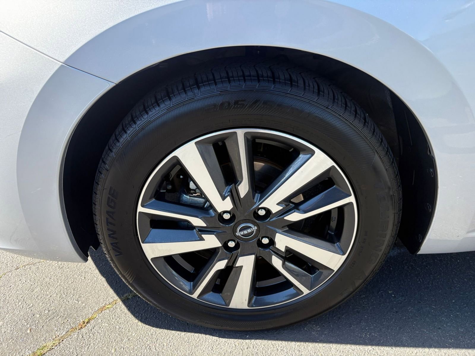 Used 2025 Nissan Versa SV image 28