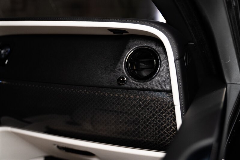 Used 2023 Rolls-Royce Cullinan Black Badge w/ Dark Exterior Package AWD/4WD image 29
