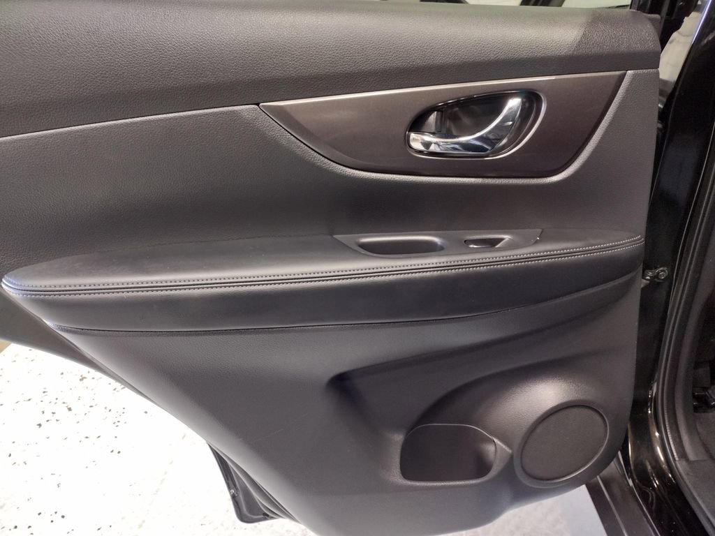 Used 2016 Nissan Rogue SV w/ SV Premium Package AWD/4WD image 24