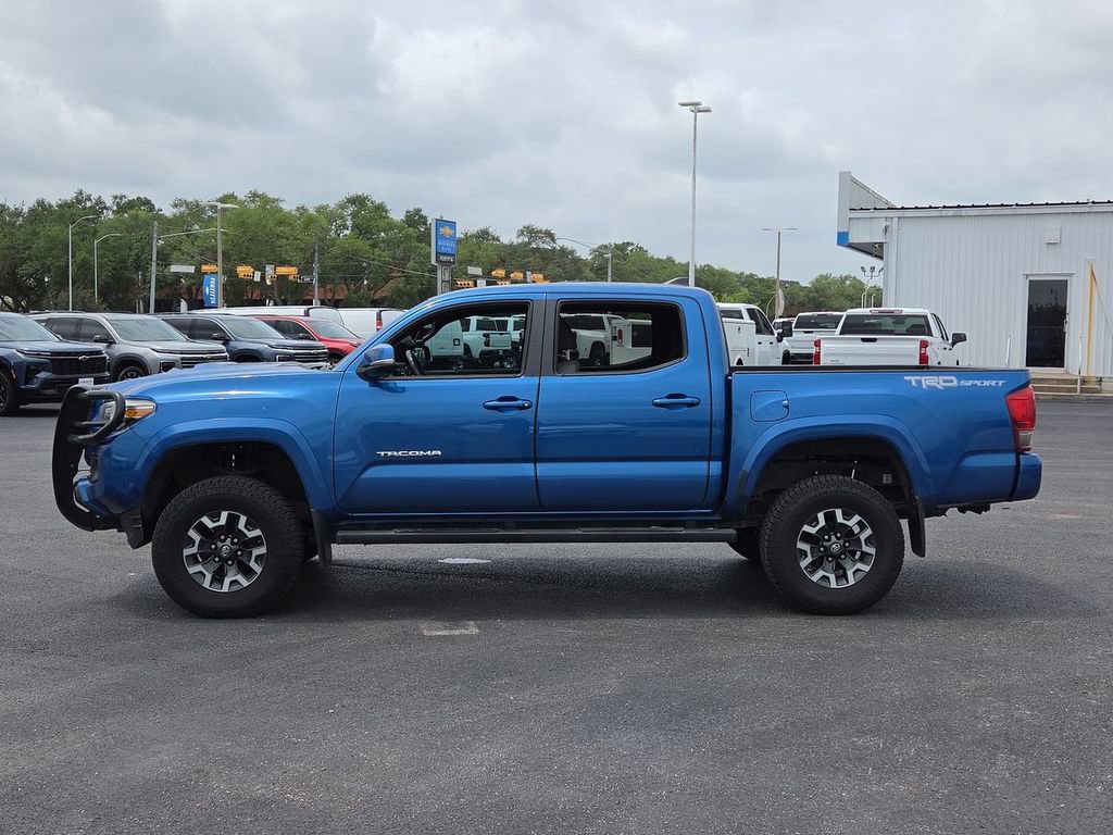 Used 2017 Toyota Tacoma SR5 RWD image 3