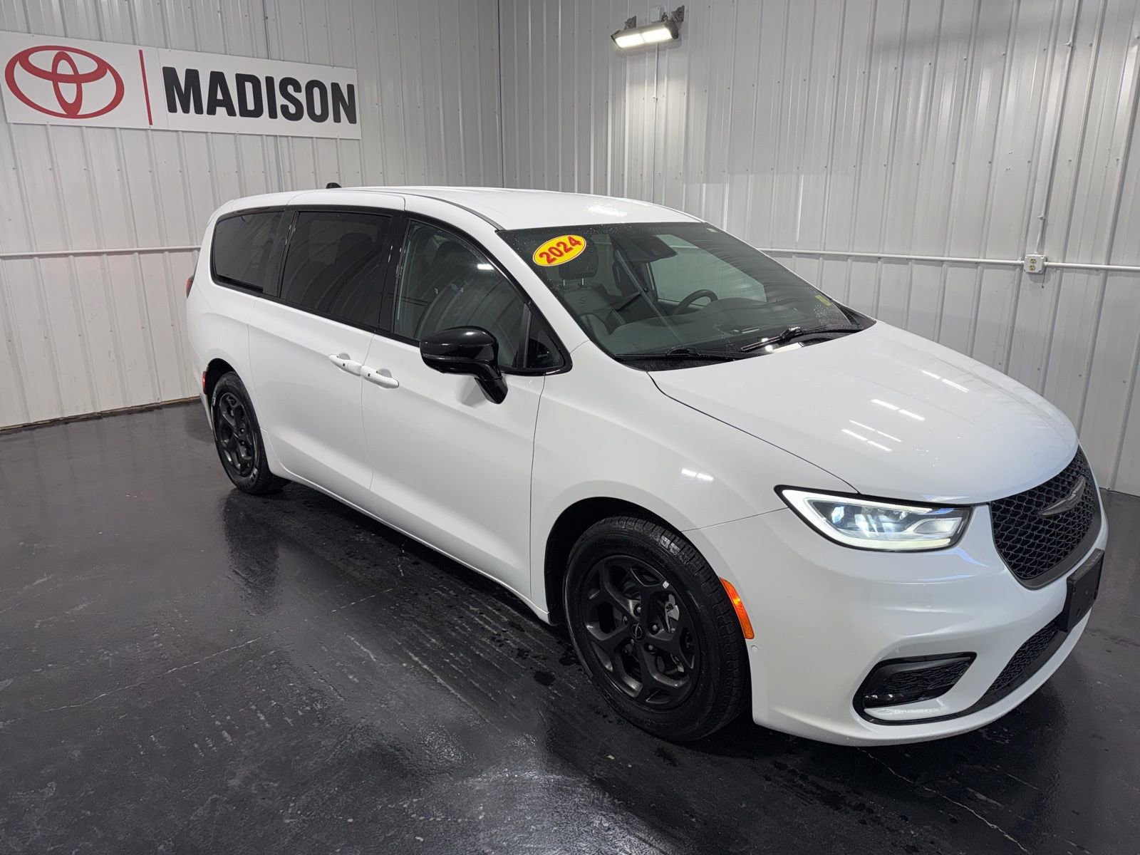 Used 2024 Chrysler Pacifica Select image 4