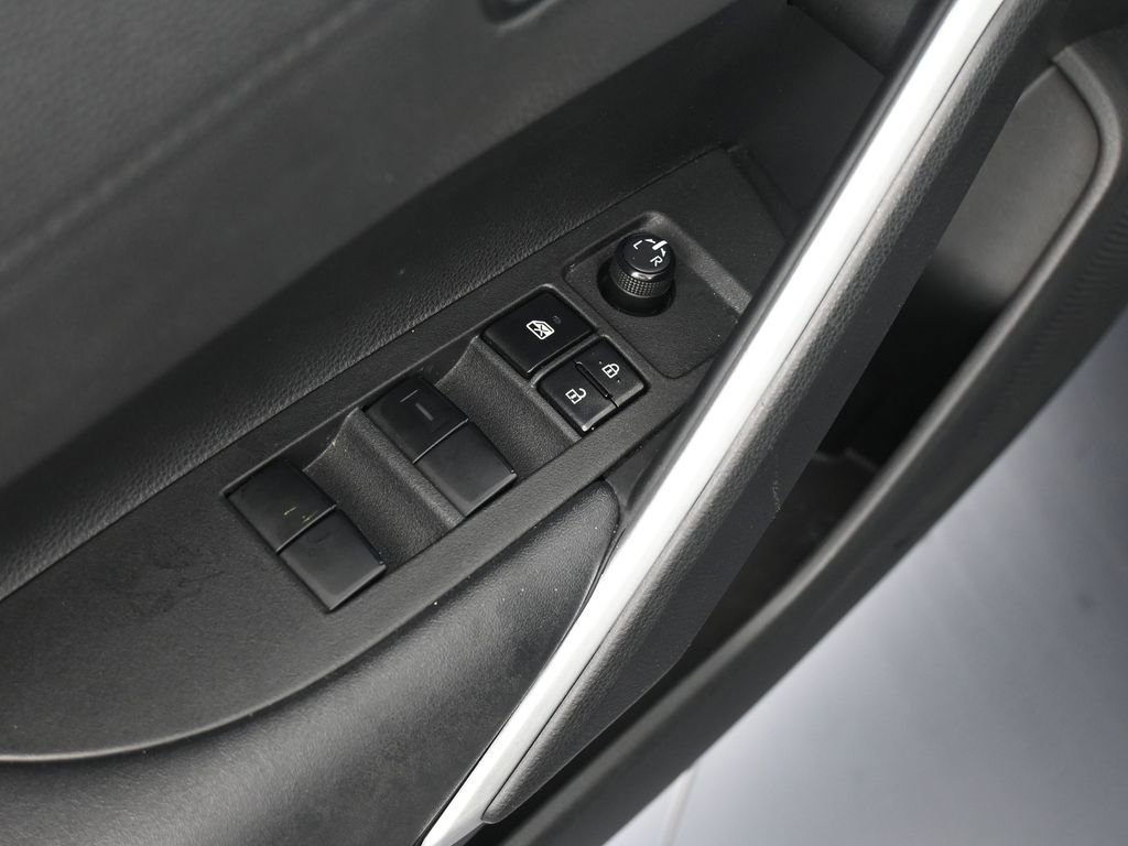 Used 2022 Toyota Corolla Cross XLE image 19