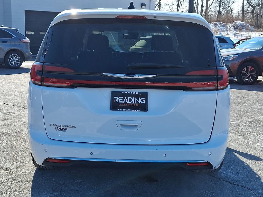 Used 2023 Chrysler Pacifica Touring-L image 6