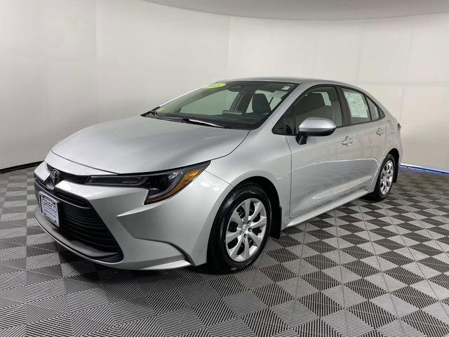 Used 2025 Toyota Corolla LE image 4