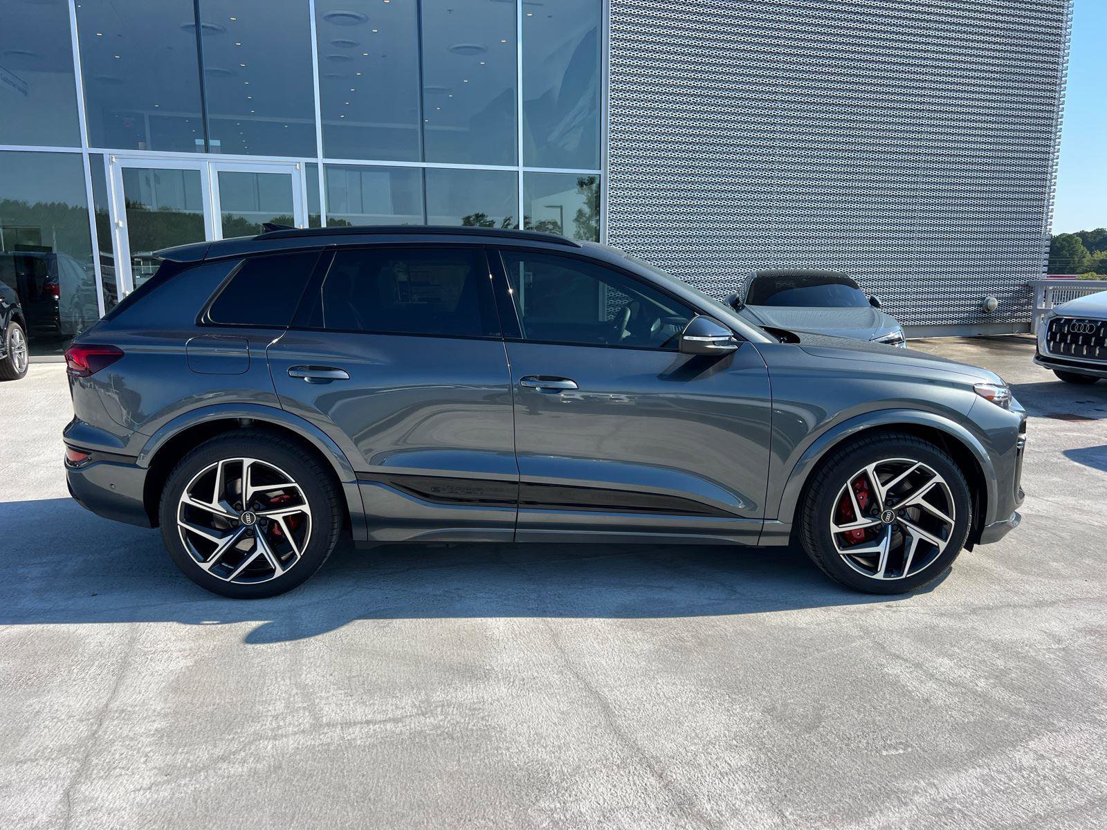 New 2025 Audi SQ6 e-tron Prestige w/ 21" Black Optic Wheel Package image 4