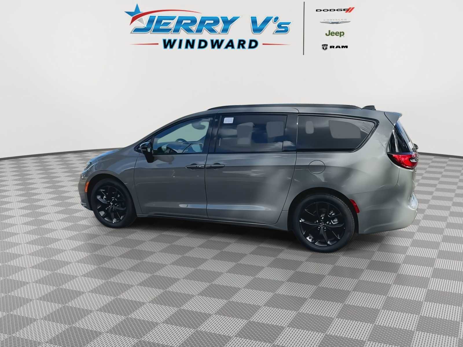 New 2025 Chrysler Pacifica Limited w/ Uconnect Theater Family Group image 5