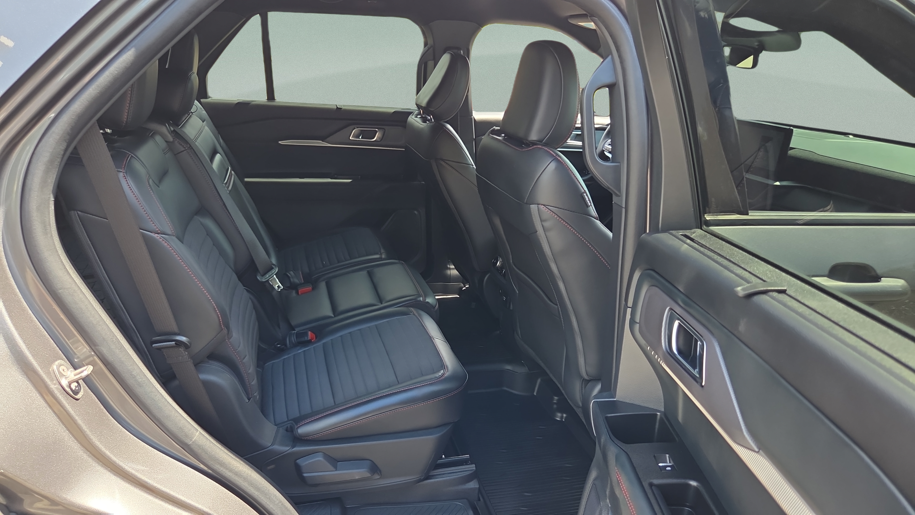 Used 2025 Ford Explorer ST-Line w/ Premium Package RWD image 14